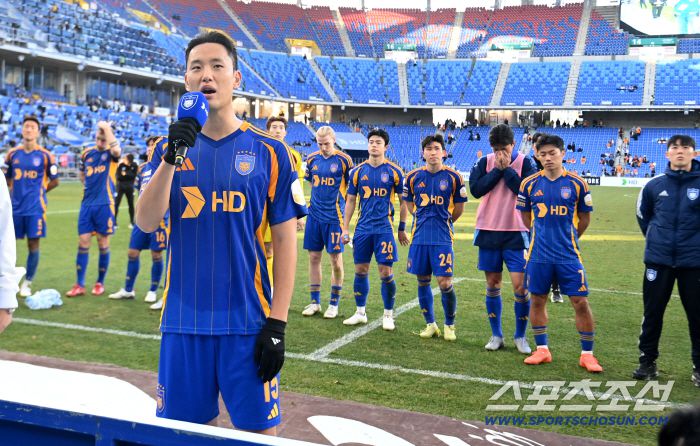 30일 울산문수축구경기장에서 열린 울산HD와 제주 SK FC의 K리그1 2025 경기. 제주가 1대0으로 승리했다. 울산은 패했으나 9위로 잔류를 확정했다. 경기 후 팬들에게 죄송한 마음을 전하는 울산 정승현의 모습. 울산=허상욱 기자wook@sportschosun.com/2025.11.30/