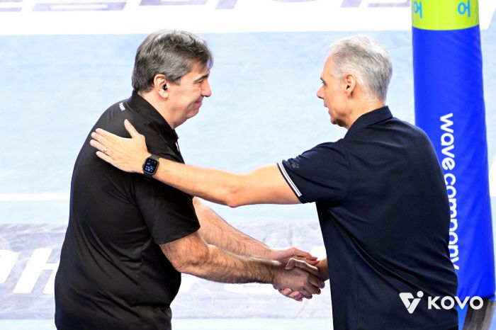 악수하는 현대캐피탈 블랑 감독(왼쪽)과 KB손해보험 아폰소 감독. 사진제공=KOVO