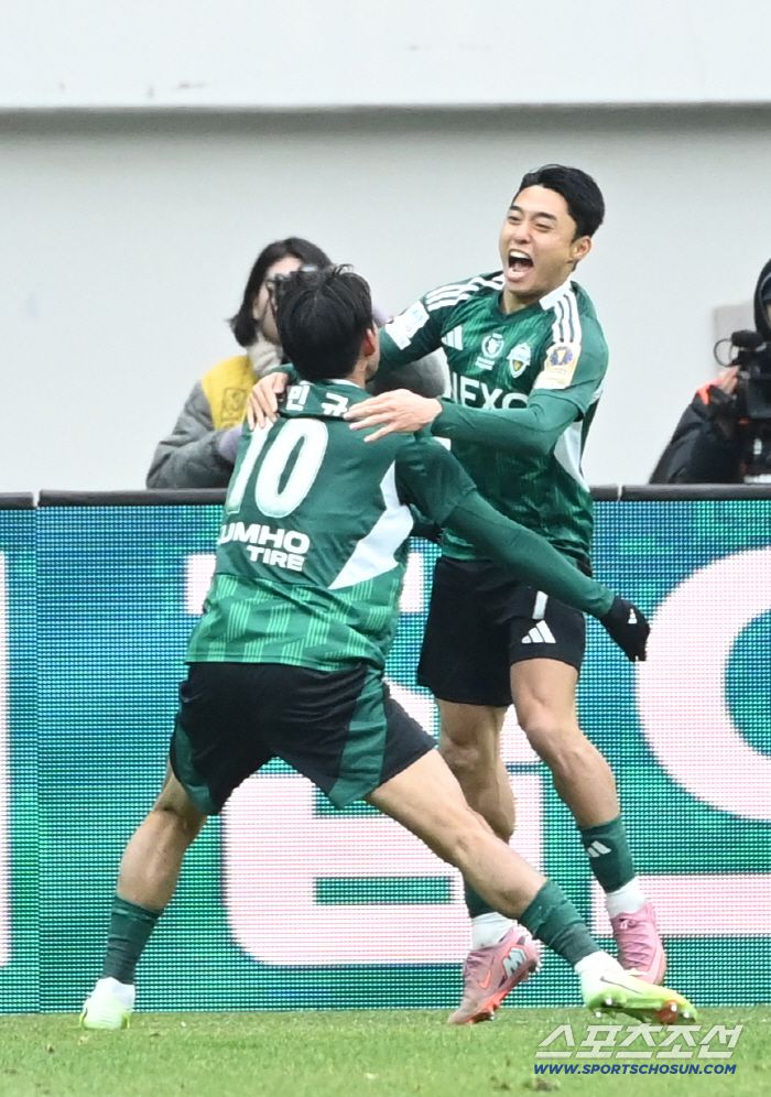 6일 서울월드컵경기장에서 열린 2025 하나은행 코리아컵 결승, 전북 현대와 광주FC의 경기. 전북 이동준이 전반 선제골을 터뜨리고 기뻐하고 있다. 상암=허상욱 기자wook@sportschosun.com/2025.12.06/