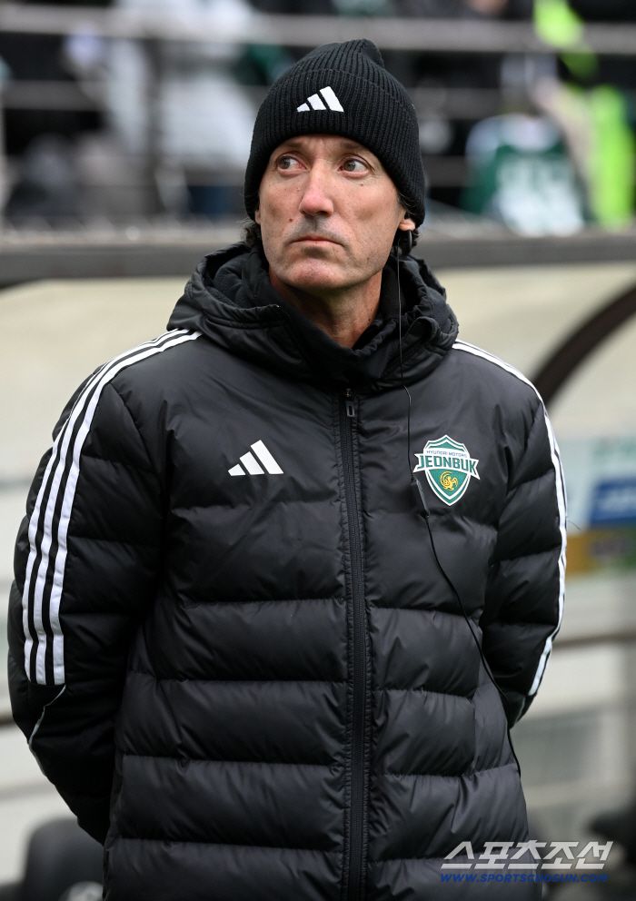 6일 서울월드컵경기장에서 열린 2025 하나은행 코리아컵 결승, 전북 현대와 광주FC의 경기. 전북 타노스 코치가 경기를 준비하고 있다. 상암=허상욱 기자wook@sportschosun.com/2025.12.06/