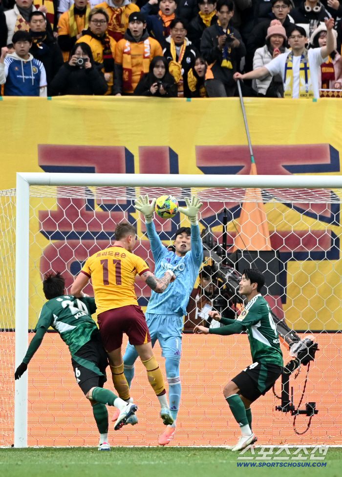 6일 서울월드컵경기장에서 열린 2025 하나은행 코리아컵 결승, 전북 현대와 광주FC의 경기. 광주 프리드욘슨이 후반 동점골을 터뜨리고 있다. 상암=허상욱 기자wook@sportschosun.com/2025.12.06/