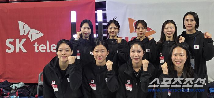 오하나 여자플뢰레 대표팀 감독과 국가대표 선수들이 국제펜싱연맹(FIE) SK텔레콤 부산여자플뢰레월드컵 현장에서 파이팅을 외치고 있다.