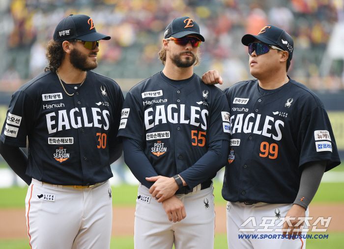 26일 서울 잠실구장에서 열린 한화와 LG의 한국시리즈 1차전. 경기 전 그라운드에 도열한 폰세, 와이스 류현진. 잠실=정재근 기자 cjg@sportschosun.com/2025.10.26/