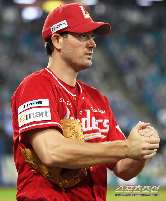 13일 대구 라이온즈파크에서 열린 삼성과 SSG의 준PO 3차전. SSG 앤더슨이 몸을 풀고 있다. 대구=박재만 기자 pjm@sportschosun.com/2025.10.13/