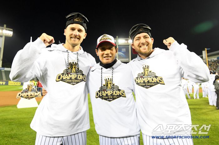 '한국시리즈 통합우승 IN 잠실' 행사가 1일 잠실구장에서 열렸다. LG 톨허스트, 염경엽 감독, 오스틴이 팬들과 함께 우승의 기쁨을 만끽하고 있다. 잠실=박재만 기자 pjm@sportschosun.com/2025.11.01/