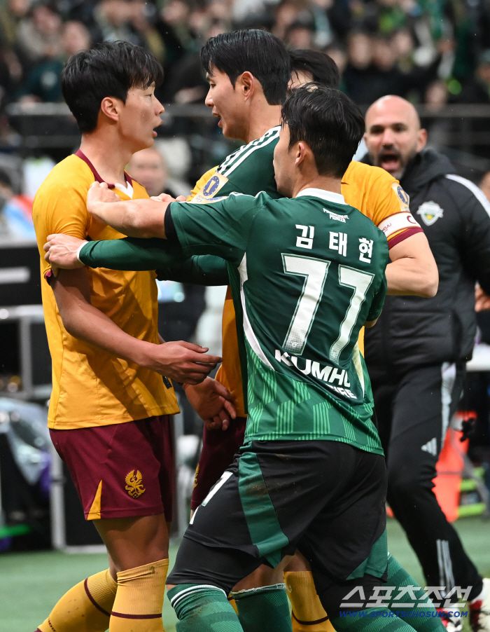 6일 서울월드컵경기장에서 열린 2025 하나은행 코리아컵 결승, 전북 현대와 광주FC의 경기. 전북 이승우에게 파울을 범한 광주 조성권이 선수들과 신경전을 벌이고 있다. 상암=허상욱 기자wook@sportschosun.com/2025.12.06/