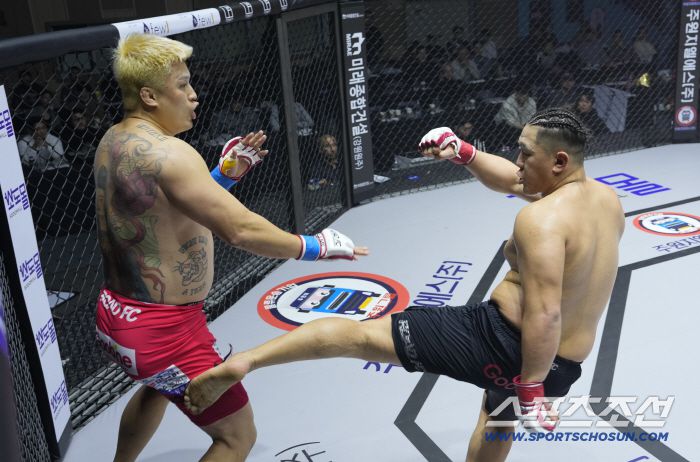 타이세이가 배동현에게 킥을 날리고 있다. 사진제공=로드FC