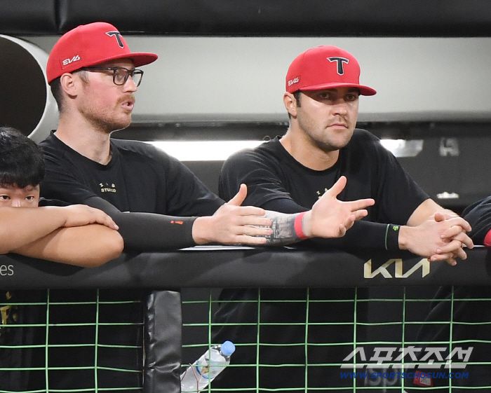 16일 광주 기아 챔피언스필드에서 열린 한화-KIA전. 한화가 7회에 3점을 추가하며 11-1로 크게 달아나자 더그아웃에서 경기를 지켜보던 올러와 네일이 답답해하고 있다. 광주=정재근 기자 cjg@sportschosun.com/2025.9.16/