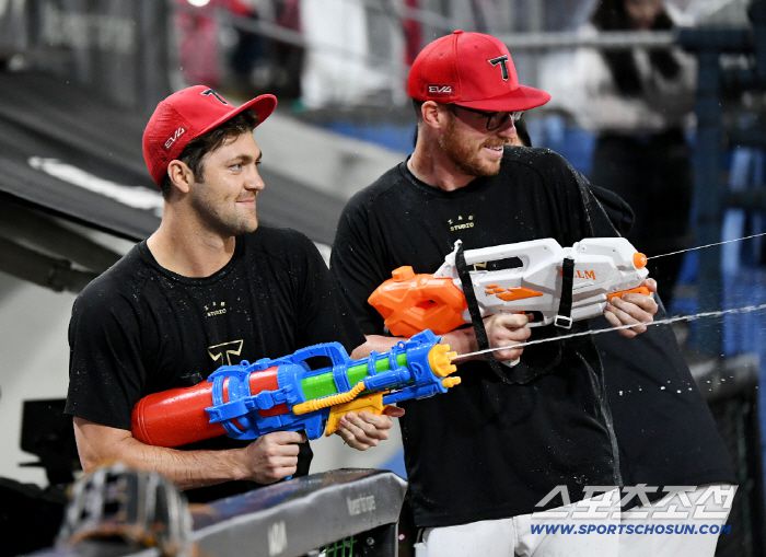 2일 광주 기아챔피언스필드에서 열린 SSG-KIA전. KIA가 7대2로 승리했다. 데뷔 첫 선발승을 거둔 이도현이 네일과 올러의  물총 세례를 받고 있다. 광주=정재근 기자 cjg@sportschosun.com/2025.10.2/