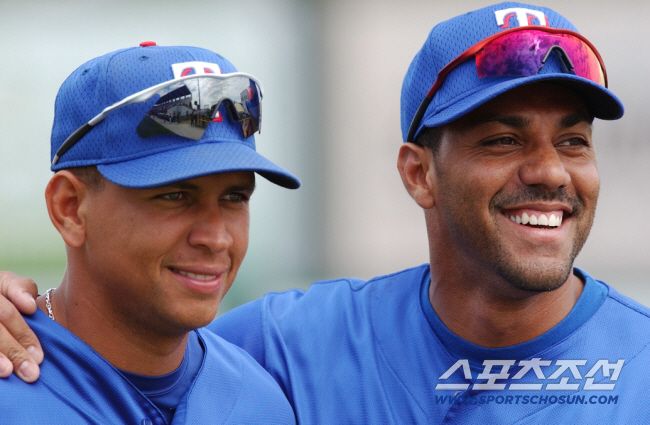 2002년 미국 애리조나주 텍사스 레인저스 스프링트레이닝서 포즈를 취한 알렉스 로드리게스와 후안 곤잘레스. 스포츠조선 DB