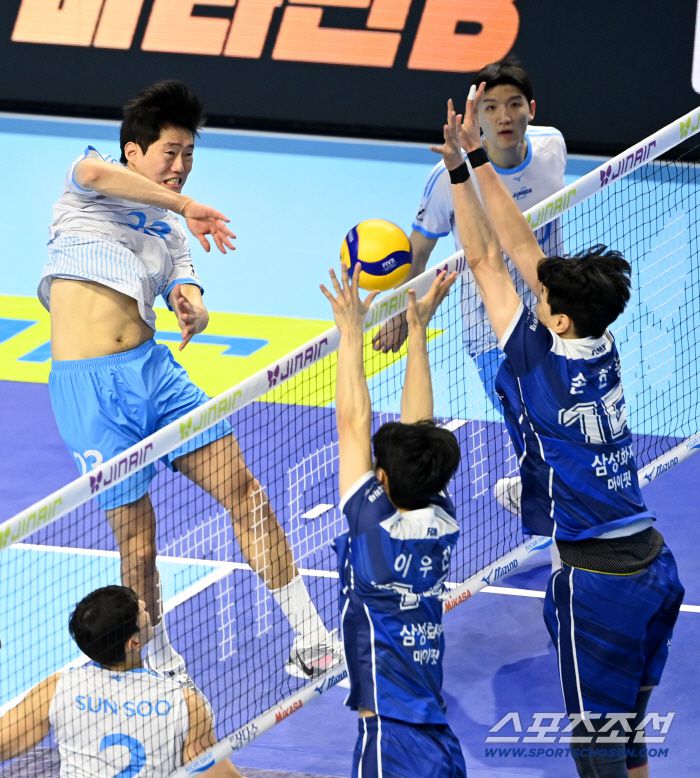 7일 인천계양체육관에서 열린 V리그 남자부 대한항공과 삼성화재의 경기. 대한항공 김민재가 공격을 시도하고 있다. 인천=허상욱 기자wook@sportschosun.com/2025.12.07/