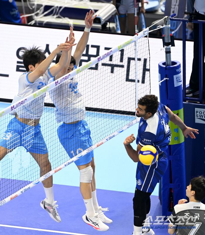 7일 인천계양체육관에서 열린 V리그 남자부 대한항공과 삼성화재의 경기. 대한항공 정지석과 김민재가 삼성화재 아히의 공격을 막아내고 있다. 인천=허상욱 기자wook@sportschosun.com/2025.12.07/