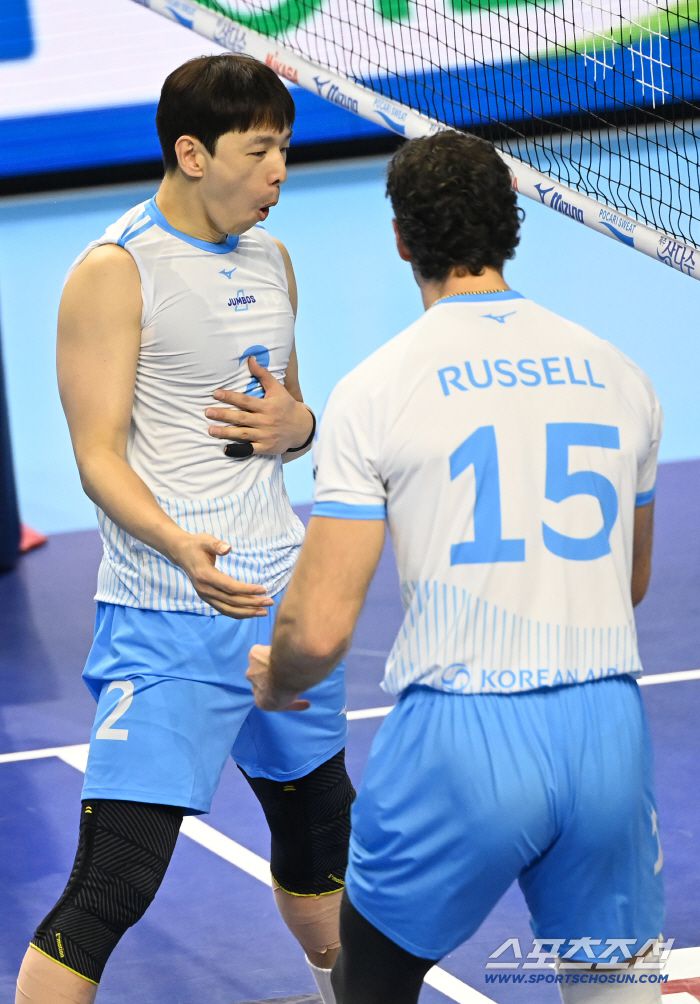 7일 인천계양체육관에서 열린 V리그 남자부 대한항공과 삼성화재의 경기. 대한항공 한선수가 토스를 올려준 후 러셀의 스파이크가 득점과 연결되자 안도하고 있다. 인천=허상욱 기자wook@sportschosun.com/2025.12.07/