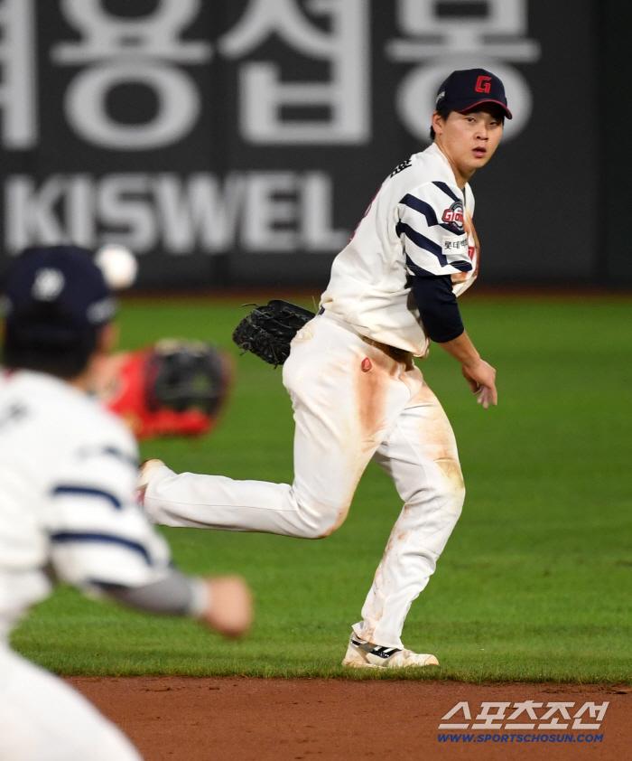 9일 부산 사직구장에서 열린 롯데 자이언츠와 한화 이글스의 경기. 롯데 2루수 박찬형이 수비를 하고 있다. 부산=박재만 기자 pjm@sportschosun.com/2025.09.09/