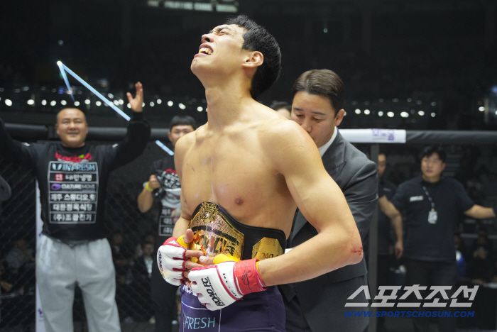 윤태영이 웰터급 챔피언 벨트를 차며 기뻐하고 있다. 사진제공=로드FC