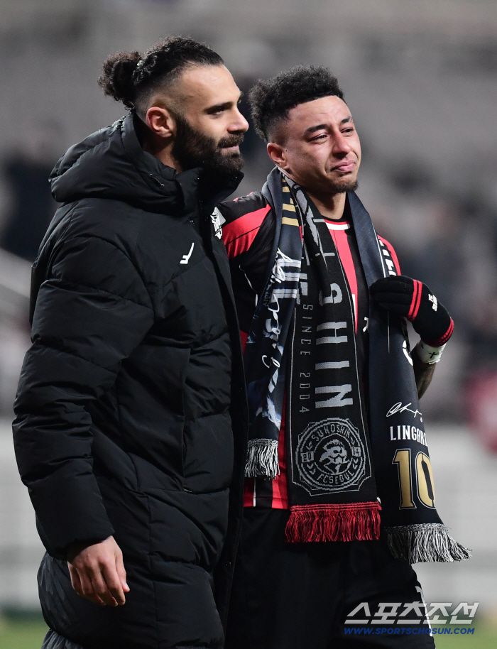 10일 오후 서울월드컵경기장에서 아시아챔피언스리그 엘리트(ACLE) 리그 6차전 FC서울과 멜버른시티FC의 경기가 열렸다. 경기 종료 후 FC서울 제시 린가드 환송행사가 열렸다. 팬들에게 인사 도중 아쉬움에 눈물 흘리는 린가드. 상암=송정헌 기자songs@sportschosun.com/2025.12.10/