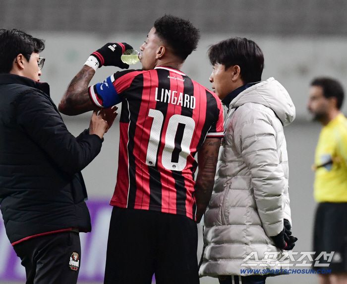 10일 오후 서울월드컵경기장에서 아시아챔피언스리그 엘리트(ACLE) 리그 6차전 FC서울과 멜버른시티FC의 경기가 열렸다. FC서울 김기동 감독과 대화를 나누고 있는 린가드. 상암=송정헌 기자songs@sportschosun.com/2025.12.10/