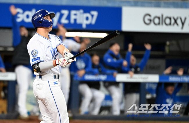 21일 대구 삼성라이온즈파크에서 열린 한화와 삼성의 플레이오프 3차전, 4회말 1사 1,2루 삼성 김영웅이 역전 3점홈런을 치고 타구를 바라보고 있다. 대구=허상욱 기자wook@sportschosun.com/2025.10.21/