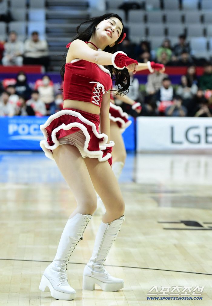 12일 수원 KT소닉붐아레나에서 열린 프로농구 수원 KT와 안양 정관장의 경기. 산타걸 변신한 KT 치어리더들이 응원을 펼치고 있다. 수원=송정헌 기자songs@sportschosun.com/2025.12.12/