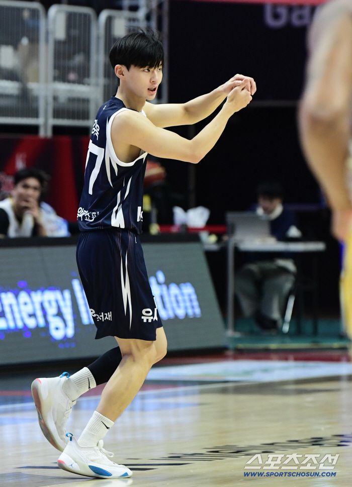 야구 스윙 세리머니를 펼치고 있는 KT 강성욱.