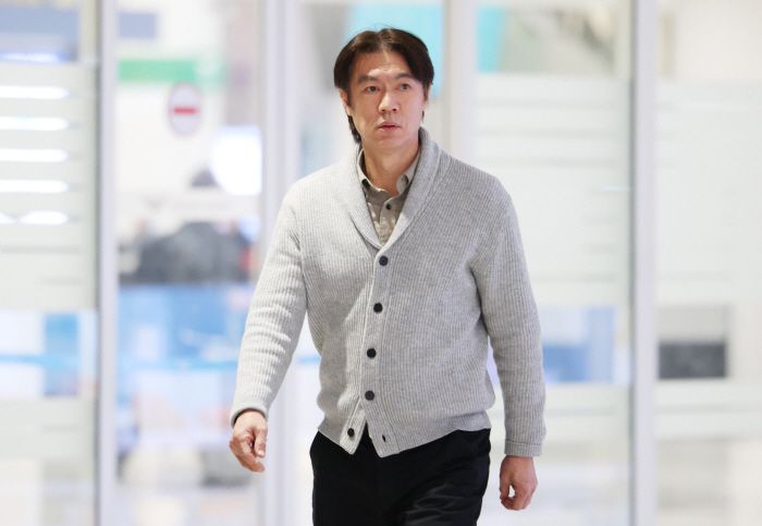 귀국하는 홍명보 감독      (영종도=연합뉴스) 이지은 기자 = 국제축구연맹(FIFA) 2026 북중미 월드컵에 나서는 홍명보 축구대표팀 감독이 월드컵 조 추첨식 참석과 베이스캠프 답사를 마치고 12일 인천국제공항을 통해 귀국하고 있다. 2025.12.12      jieunlee@yna.co.kr  (끝)      <저작권자(c) 연합뉴스, 무단 전재-재배포, AI 학습 및 활용 금지>