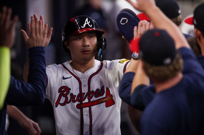 Sep 22, 2025; Atlanta, Georgia, USA; Atlanta Braves shortstop Ha-Seong Kim (9) celebrates with teammates after scoring a run against the Washington Nationals in the second inning at Truist Park. Mandatory Credit: Brett Davis-Imagn Images        <저작권자(c) 연합뉴스, 무단 전재-재배포, AI 학습 및 활용 금지>