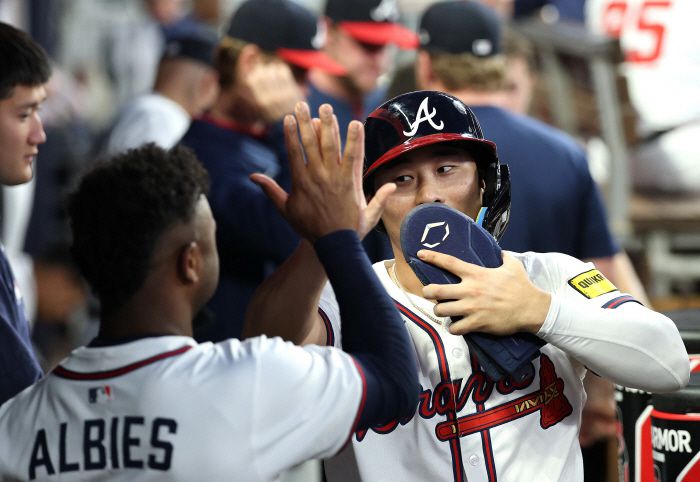 ATLANTA, GEORGIA - SEPTEMBER 22: Ha-Seong Kim #9 of the Atlanta Braves reacts with Ozzie Albies #1 after scoring on a RBI double by Michael Harris II #23 in the second inning against the Washington Nationals at Truist Park on September 22, 2025 in Atlanta, Georgia.   Kevin C. Cox/Getty Images/AFP (Photo by Kevin C. Cox / GETTY IMAGES NORTH AMERICA / Getty Images via AFP)        <저작권자(c) 연합뉴스, 무단 전재-재배포, AI 학습 및 활용 금지>