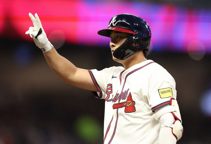 ATLANTA, GEORGIA - SEPTEMBER 22: Ha-Seong Kim #9 of the Atlanta Braves reacts after hitting a single in the second inning against the Washington Nationals at Truist Park on September 22, 2025 in Atlanta, Georgia.   Kevin C. Cox/Getty Images/AFP (Photo by Kevin C. Cox / GETTY IMAGES NORTH AMERICA / Getty Images via AFP)        <저작권자(c) 연합뉴스, 무단 전재-재배포, AI 학습 및 활용 금지>