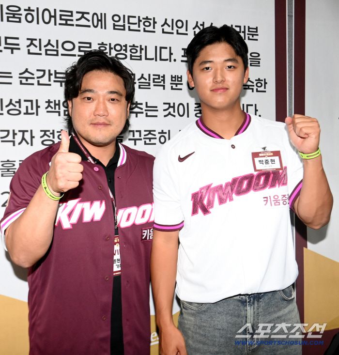 24일 고척스카이돔에서 열린 KIA와 키움의 경기, 경기 전 진행된 키움 히어로즈의 2026 신인선수 환영행사에서 1라운드 전체 1순위로 키움에 입단한 박준현이 아버지 박석민 전 코치에게 자신의 첫 친필 사인이 담긴 유니폼을 선물하며 포즈를 취하고 있다. 고척=허상욱 기자wook@sportschosun.com/2025.09.24/