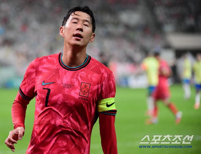 10일 서울월드컵경기장에서 열린 축구대표팀과 브라질의 A매치 평가전. 골라인 아웃에 아쉬워하는 손흥민. 상암=송정헌 기자songs@sportschosun.com/2025.10.10/