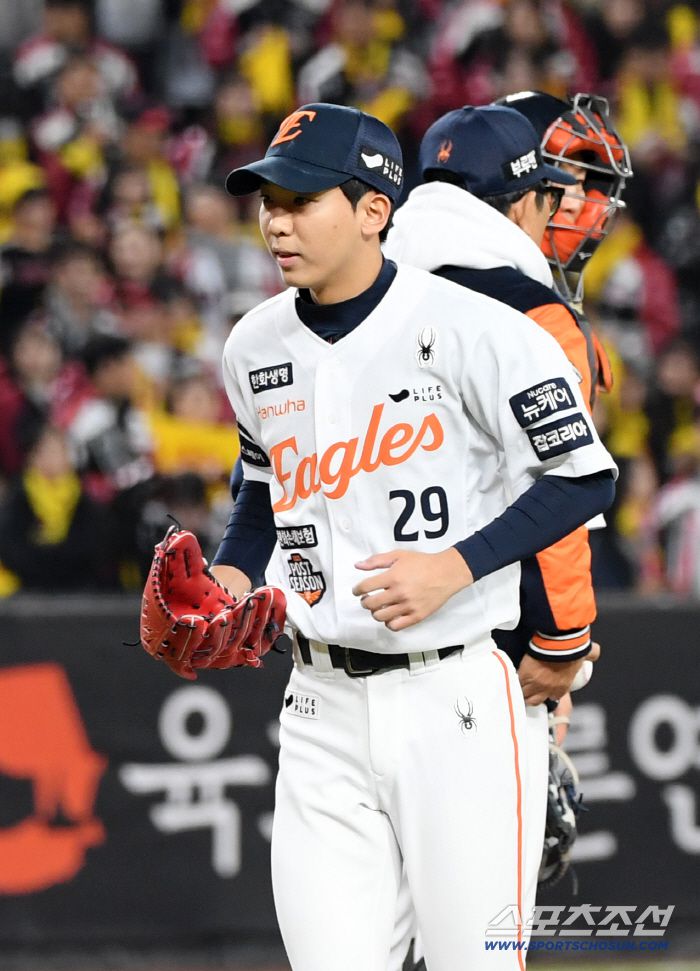 31일 대전 한화생명볼파크에서 열린 한국시리즈 5차전 한화 이글스와 LG 트윈스의 경기. 한화 황준서가 마운드에서 내려오고 있다. 대전=박재만 기자 pjm@sportschosun.com/2025.10.31/