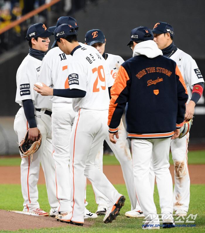 31일 대전 한화생명볼파크에서 열린 한국시리즈 5차전 한화 이글스와 LG 트윈스의 경기. 한화 황준서가 마운드에 오르고 있다. 대전=박재만 기자 pjm@sportschosun.com/2025.10.31/