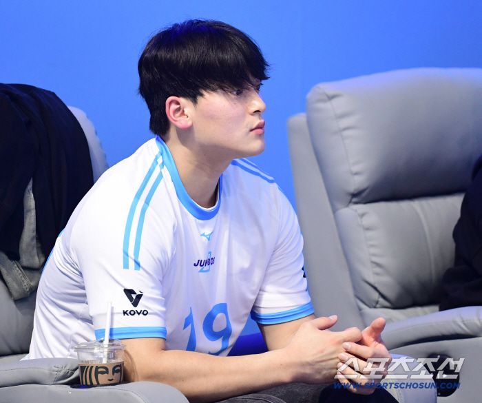 16일 인천 계양체육관에서 열린 V리그 남자부 대한항공과 현대캐피탈의 경기. SSG 랜더스 조병현이 기념 시구를 했다. 경기를 지켜보는 조병현. 인천=송정헌 기자songs@sportschosun.com/2025.12.16/