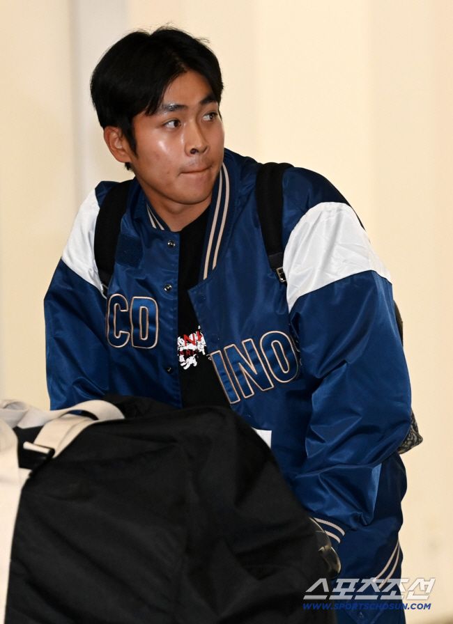 5일 NC 다이노스 선수단이 미국 애리조나 스프링캠프를 마치고 인천공항을 통해 귀국했다. 입국장으로 들어서는 송승환의 모습. 인천공항=허상욱 기자wook@sportschosun.com/2024.03.05/