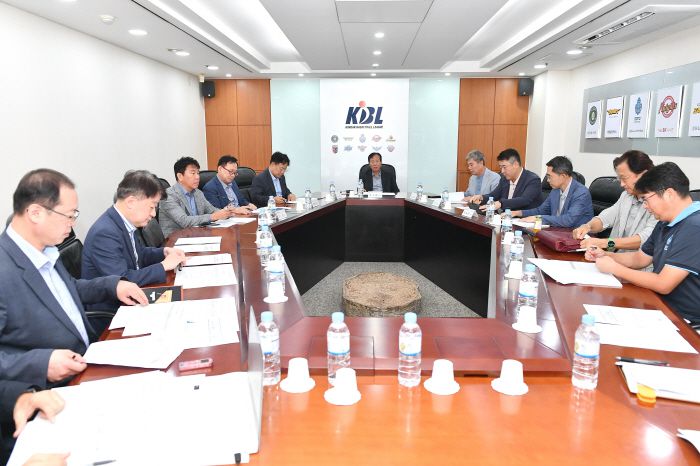 KBL 이수광 총재(가운데)가 10개 구단 단장단 회의를 열고 있다. 사진제공=KBL
