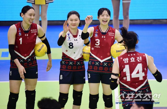 산타복 입고 경기를 준비하는 현대건설 선수들.