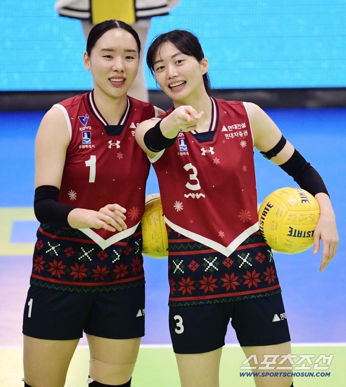 밝은 표정으로 경기를 준비하는 현대건설 이예림, 김다인.