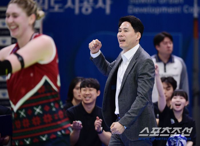 18일 수원체육관에서 열린 V리그 여자부 현대건설과 한국도로공사의 경기. 기분 좋은 득점에 주먹을 쥐어보이고 있는 현대건설 강성형 감독. 수원=송정헌 기자songs@sportschosun.com/2025.12.18/