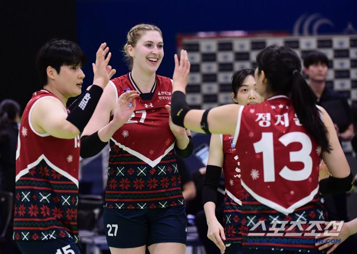18일 수원체육관에서 열린 V리그 여자부 현대건설과 한국도로공사의 경기. 1세트 따내고 기뻐하는 현대건설 선수들. 수원=송정헌 기자songs@sportschosun.com/2025.12.18/