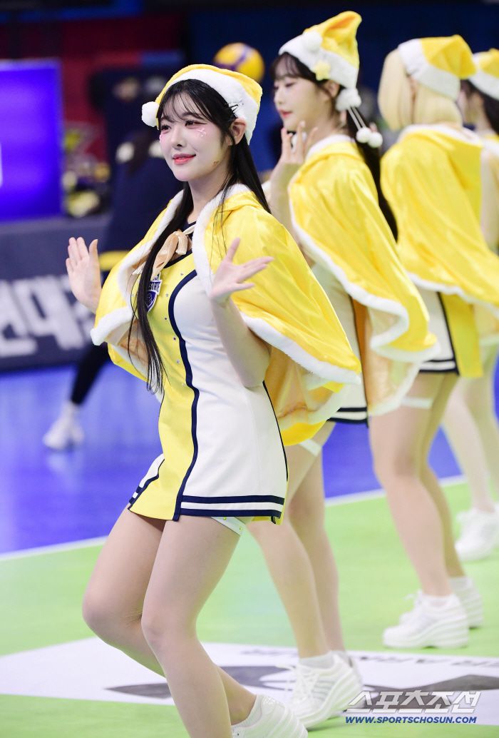 '산타걸' 변신한 현대건설 치어리더들.