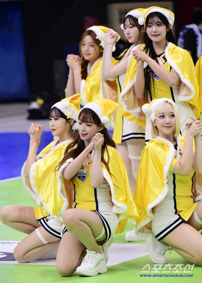 화려한 무대를 선보이고 있는 현대건설 치어리더들.