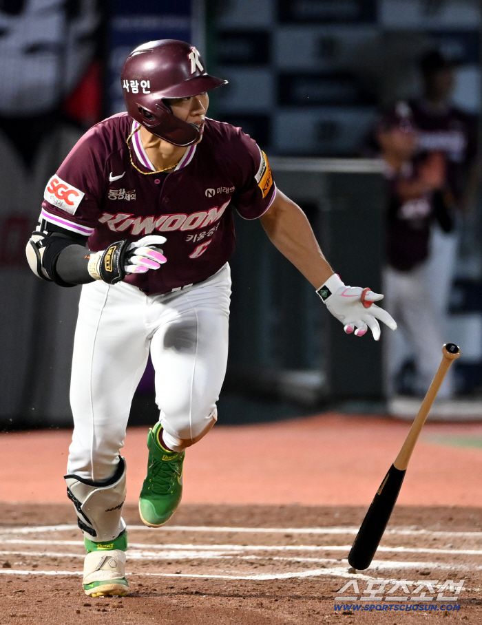 20일 부산 사직야구장에서 열린 키움과 롯데의 경기, 6회초 2사 3루 키움 송성문이 1타점 적시타를 치고 있다. 부산=허상욱 기자wook@sportschosun.com/2025.09.20/