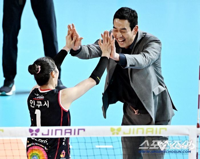 정관장 고희진 감독이 인쿠시와 하이파이브를 하고 있다. 사진제공=KOVO