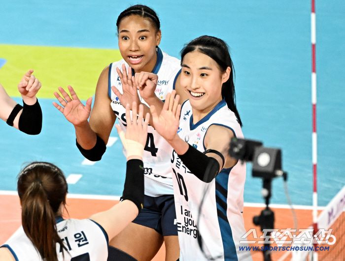 GS칼텍스 레이나가 득점 후 동료들과 기뻐하고 있다.  사진제공=KOVO