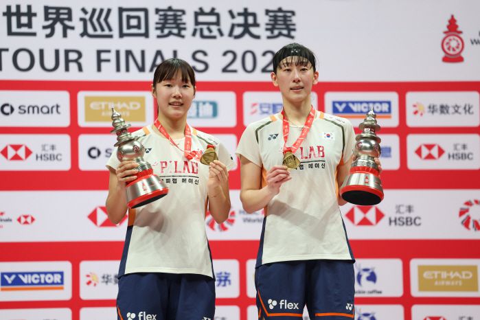(251221) -- HANGZHOU, Dec. 21, 2025 (Xinhua) -- Baek Ha Na/Lee So Hee (R) of South Korea pose on the podium during the awarding ceremony after the women's doubles final between Baek Ha Na/Lee So Hee of South Korea and Fukushima Yuki/Matsumoto Mayu of Japan at BWF World Tour Finals 2025 in Hangzhou, east China's Zhejiang Province, Dec. 21, 2025. (Xinhua/Jiang Han)<저작권자(c) 연합뉴스, 무단 전재-재배포, AI 학습 및 활용 금지>