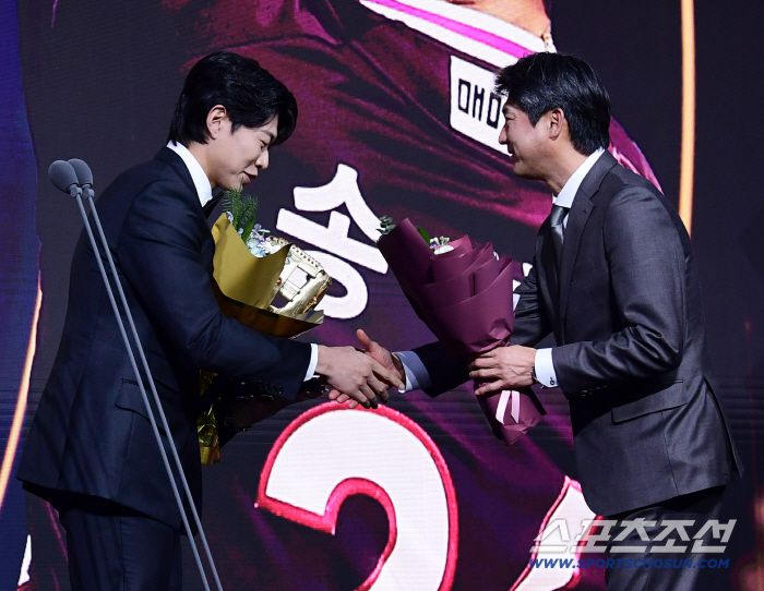 9일 서울 롯데호텔월드에서 KBO 골든글러브 시상식이 열렸다. 키움 송성문이 3루수 부문 골든글러브를 수상했다. 설종진 감독의 축하를 받고 있는 송성문. 잠실=송정헌 기자songs@sportschosun.com/2025.12.09/