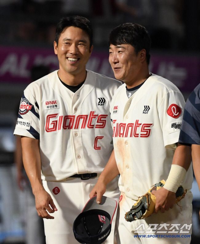 롯데 정훈(오른쪽)과 전준우. 스포츠조선DB
