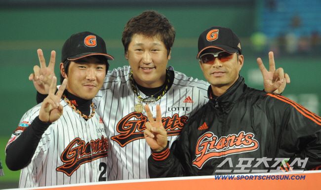 2010년 앳된 정훈(왼쪽)과 이대호, 공필성 당시 롯데 코치와 함께. 스포츠조선DB