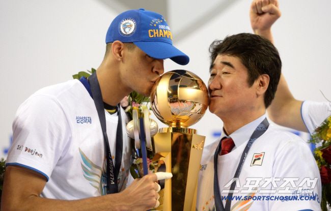 현대캐피탈과 삼성화재의 프로배구 남자부 챔피언결정전 4차전이 3일 천안유관순체육관에서 열렸다. 삼성화재가 세트스코어 3-0으로 승리를 거두며 챔프전 전적 3승 1패로 우승을 차지했다. 신치용 감독과 챔피언결정전 MVP 레오가 우승컵에 키스를 하고 있다.  천안=허상욱 기자 wook@sportschosun.com/2014.04.03/