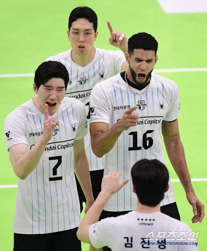 29일 수원체육관에서 열린 배구 V리그 남자부 한국전력과 현대캐피탈의 경기. 득점 후 동료들과 함께 기뻐하는 현대캐피탈 허수봉, 레오. 수원=송정헌 기자songs@sportschosun.com/2025.10.29/